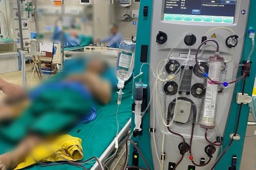 Thay huyết tương gấp trong đêm cho người đàn ông có máu trắng đục như sữa