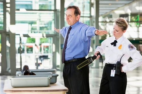 Phát hiện sốc từ hành khách có dáng đi bất thường ở sân bay