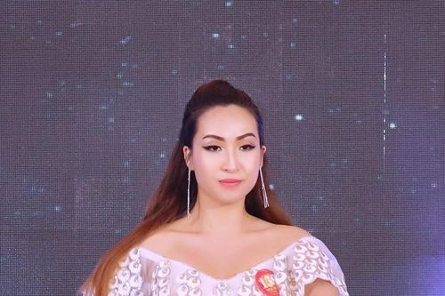 Thí sinh Trần Thanh Loan trao yêu thương ủng hộ quỹ thiện nguyện tại cuộc thi Hoa hậu Quý bà Việt nam Toàn cầu 2022