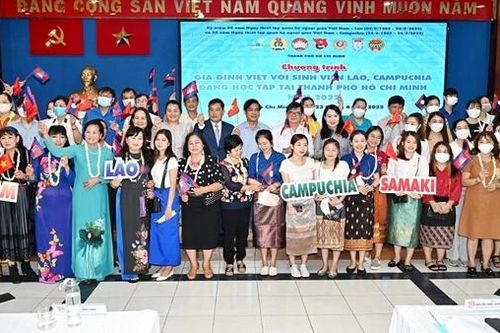 Gia đình người Việt nhận con nuôi là sinh viên Lào và Campuchia