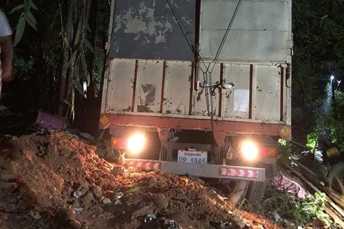 Xe tải san phẳng nhà dân, 3 người tử vong