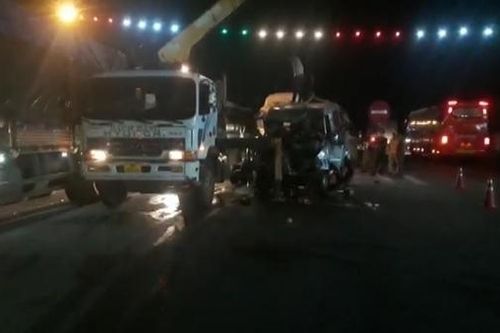 3 ôtô húc liên hoàn trên Quốc lộ 1A, 1 người chết, 8 người bị thương