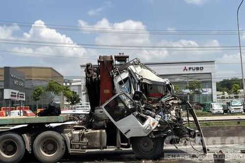 Xe tải cẩu húc đuôi xe ben, cabin bẹp dúm, phụ xe đi cấp cứu