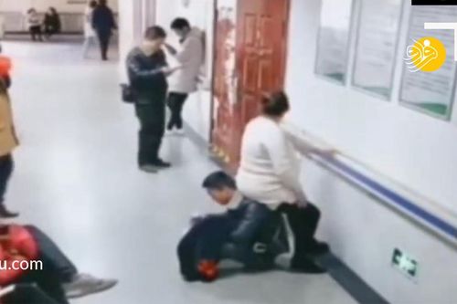 Tìm mãi không có ghế trống, chồng ngồi bệt dưới đất làm ghế cho vợ nghỉ chân