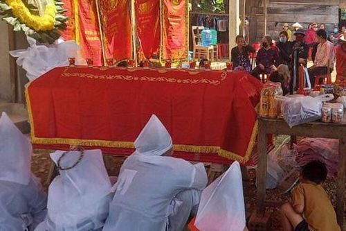Áo tang thay màu áo cưới trong vụ tai nạn thảm khốc tại Quảng Bình