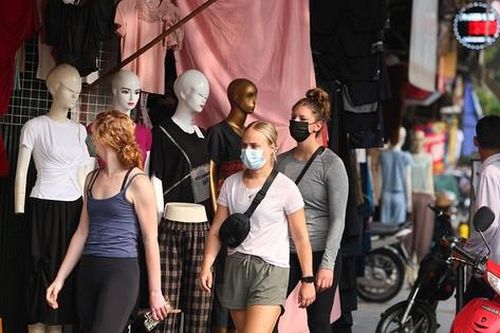 Khách du lịch nước ngoài đã xuất hiện nhiều trên đường phố Hà Nội sau thời gian dài vắng bóng vì dịch COVID-19