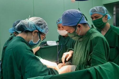 Bụng như mang thai 9 tháng, người phụ nữ 66 tuổi bất ngờ được phát hiện u nang buồng trứng nặng 6 kg
