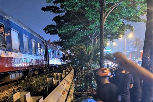 Va chạm với tàu hỏa gần ga Giáp Bát, người phụ nữ đi xe máy tử vong