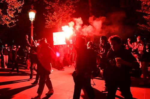 Cảnh sát xịt hơi cay vào người biểu tình sau bầu cử ở Paris