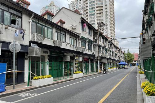 Thượng Hải dựng rào vây nhà dân có dịch