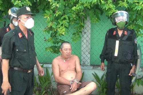 Cảnh sát vây bắt kẻ tạt axit người khác rồi cố thủ trong nhà