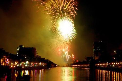 Bắn pháo hoa nhân dịp khai mạc Du lịch Cát Bà 2022