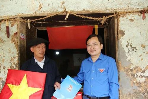 Trao học cụ khèn Mông cho học sinh vùng cao Hà Giang