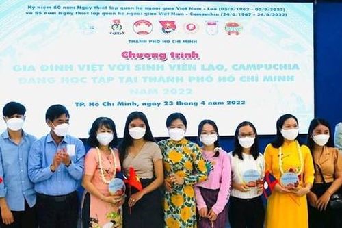 Gia đình Việt nhận con nuôi là sinh viên Lào, Campuchia đang học tập tại TP. HCM