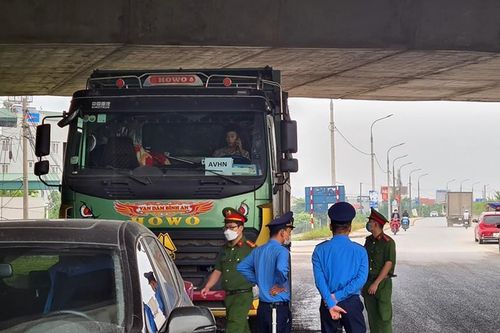 Thanh tra GTVT và CS môi trường 'đột kích' xe quá tải: Doanh nghiệp đến xin xử phạt... 'nhẹ'