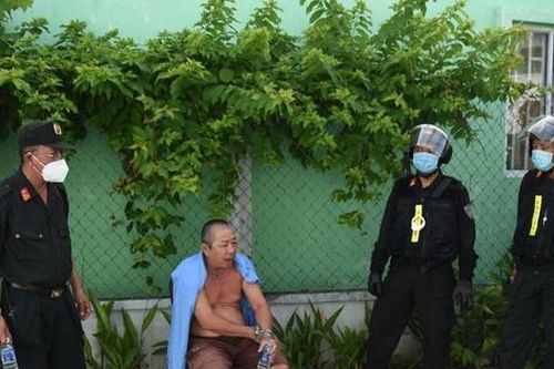 Cảnh sát vây bắt kẻ tạt axít nam thanh niên rồi cố thủ trong nhà