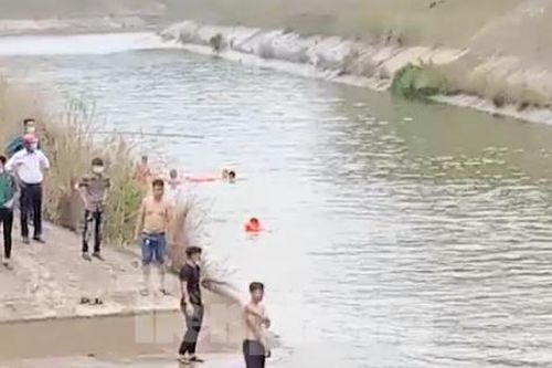 Nỗ lực tìm kiếm 2 người mất tích dưới kênh ở Bình Dương