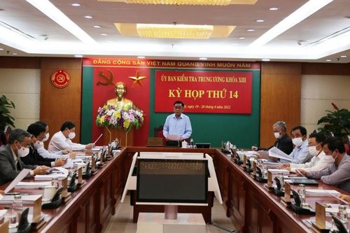 Kiểm tra, giám sát việc miễn nhiệm, từ chức khi xảy ra tham nhũng, tiêu cực