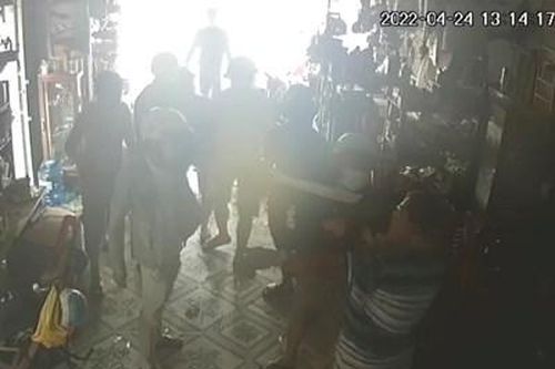 Điều tra nhóm thanh niên cầm hung khí kề cổ uy hiếp chủ nhà trọ