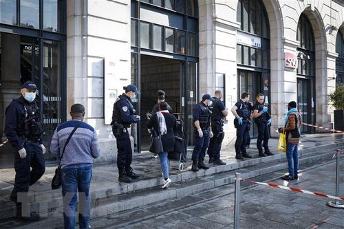 Cảnh sát Pháp nổ súng bắn chết 2 người tại trung tâm Paris