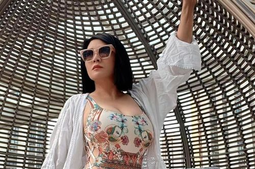 Vợ cũ Bằng Kiều khoe body nóng bỏng, nhan sắc như 'gái đôi mươi'