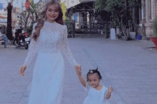 Con gái Mạc Văn Khoa tập dượt cảnh dắt tay mẹ vào lễ đường, biểu cảm của 'thánh meme' cưng xỉu