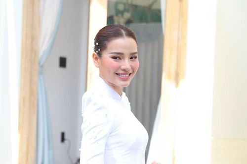 HOT: Cô dâu Phương Trinh Jolie lộ diện trước thềm lễ đón dâu, nhan sắc 'cuốn hút' vạn người mê