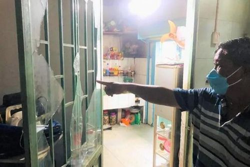 Nhắc nhở tiếng nẹt pô, người đàn ông bị nhóm côn đồ kề mã tấu vào cổ