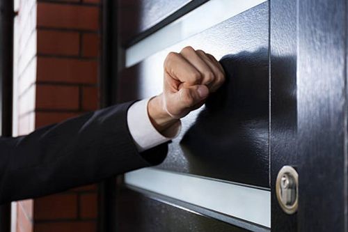 Vừa chôn cất bạn được 2 tuần, người đàn ông choáng váng khi thấy bạn 'lững thững' đòi vào nhà mình chơi