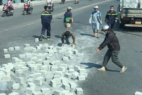 Cảnh sát chữa cháy vác gạch giúp người dân gặp nạn trên đường