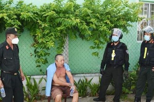 Tạt axít người cùng dãy trọ rồi cố thủ vì câu nói 'ăn mặc không giống ai'