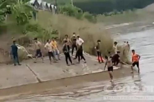 Xe máy cày lao xuống kênh, 2 người bị nước cuốn mất tích