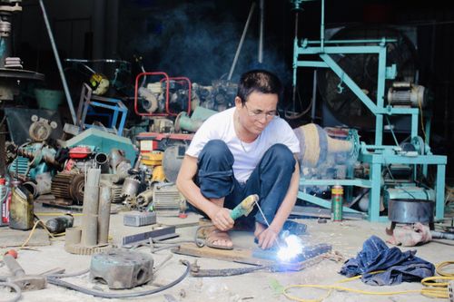 Lão nông biến sắt vụn thành máy móc phục vụ nông nghiệp