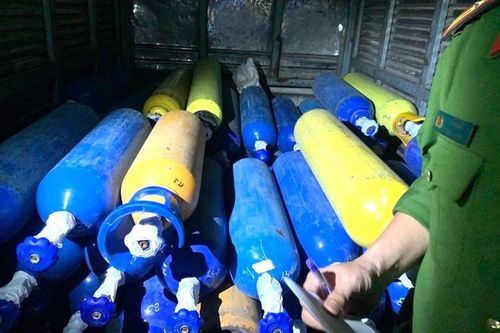 Bắt quả tang vụ vận chuyển hơn 220 bình khí cười từ Hà Nội vào Đà Nẵng
