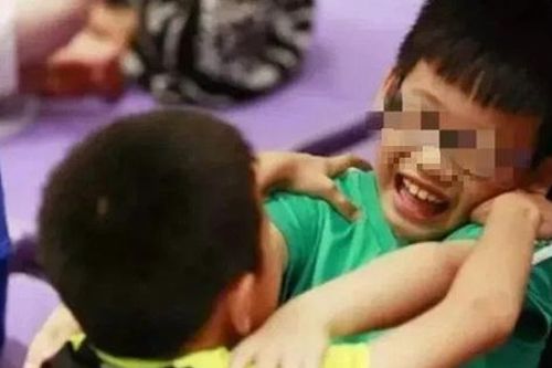 Con trai 7 tuổi bị đình chỉ học sau 1 tuần đến trường, người mẹ tức giận nhưng nghe xong chẩn đoán của bác sĩ liền phải cảm ơn giáo viên