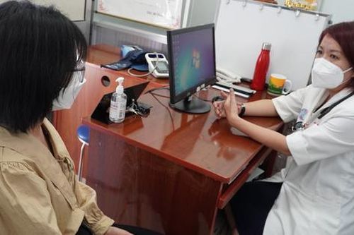 Cô gái 27 tuổi mất hàng trăm triệu đồng để truyền thuốc vì nhiễm độc thuốc nam