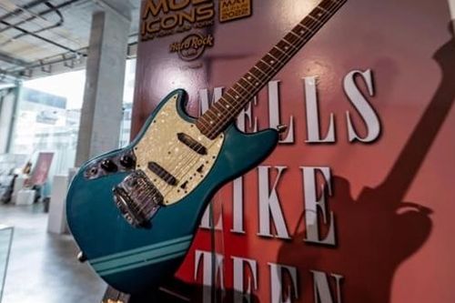 Đấu giá đàn guitar của Kurt Cobain