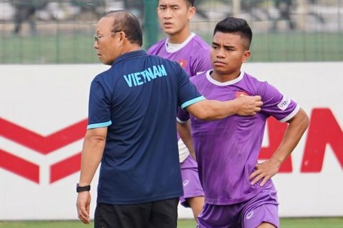 HLV Park cho 2 cầu thủ U23 Việt Nam bắt tay giảng hòa