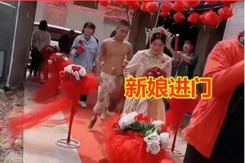 Chú rể cởi trần, nhếch nhác đi sau cô dâu, càng bất bình khi biết nguyên do