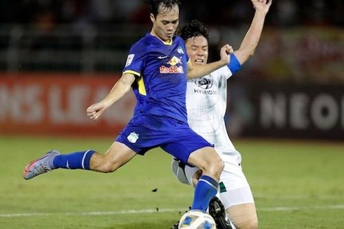 Huấn luyện viên Phạm Minh Đức hết lời khen ngợi thầy trò Kiatisak
