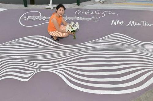 Độc đáo tác phẩm nghệ thuật 'Nhớ mùa thu Hà Nội' tại phố Trịnh Công Sơn