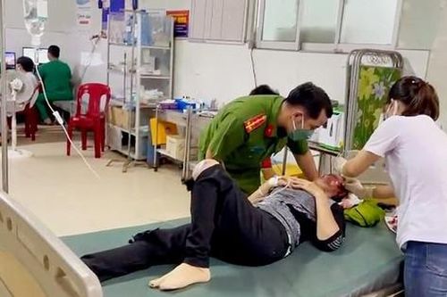 Giám đốc Công an tỉnh An Giang biểu dương 04 cán bộ Công an kịp thời cứu người bị nạn