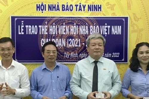 Tây Ninh: Trao thẻ hội viên Hội Nhà báo giai đoạn 2021-2026