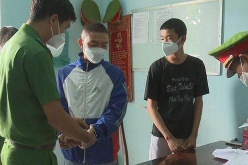 Trả thù bằng tuýp sắt 2 thanh niên xộ khám