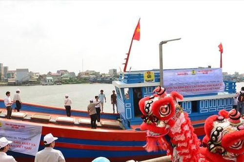 Con tàu cả nước giúp ngư dân Lý Sơn giữ biển đảo: Đã cho tỉnh khác thuê!