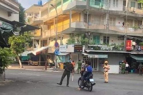 Nam thanh niên chết bí ẩn bên đường, cơ thể có vết thương
