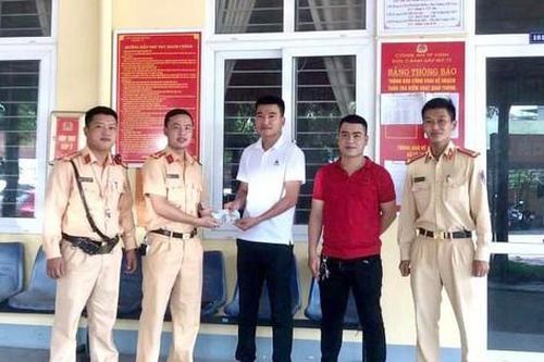 Nhặt được sổ đỏ và ví tiền hơn 43 triệu đồng, nam shipper tìm người trả lại