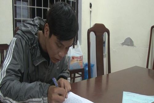 Thanh niên giật dây chuyền ở tiệm vàng, nhảy lên xe SH tẩu thoát