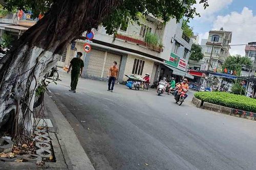 Người đàn ông nằm chết bên lề đường ở TP.HCM