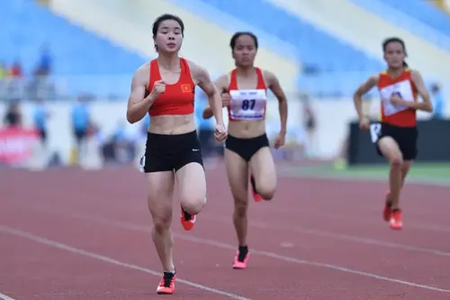 Dàn sao điền kinh chạy thử sân Mỹ Đình trước SEA Games 31